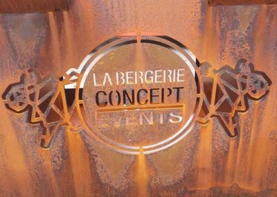 Plancha en acier corten personnalisée avec le logo de la Bergerie