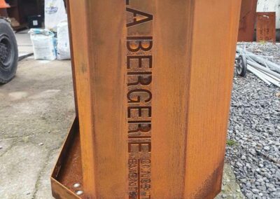 Plancha en acier corten personnalisée avec le logo de la Bergerie