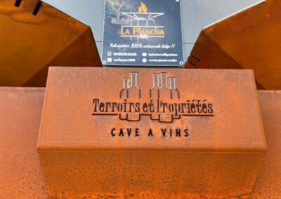 Double Plancha en acier corten personnalisée pour la cave à vins Terroirs et Propriétés