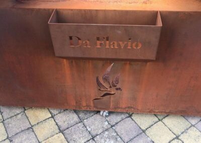 Double Plancha en acier corten personnalisée avec le logo Da Flavio et la fée clochette
