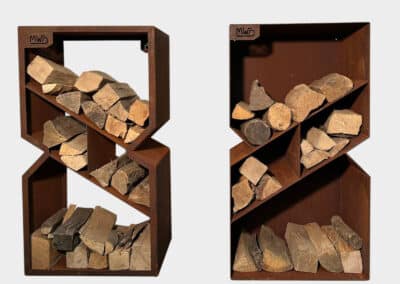 2 armoires en acier corten contenant des bûches en bois