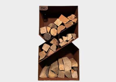 armoire en acier corten contenant des bûches en bois